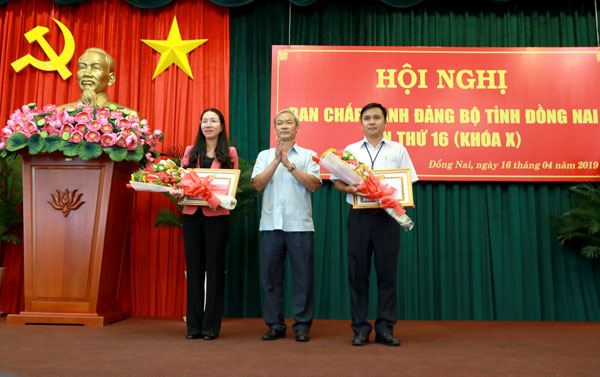 Bí thư Tỉnh ủy Nguyễn Phú Cường trao bằng khen cho 2 đơn vị hoàn thành xuất sắc nhiệm vụ năm 2018