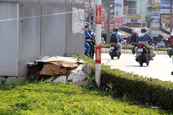 Tương tự, một ụ rác ngay dưới chân cổng chào ở khu vực vòng xoay Tam Hiệp gây mất mỹ quan đô thị