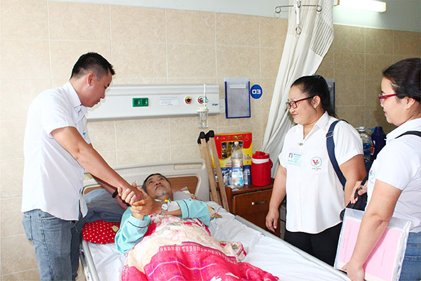 Người lao động Công ty TNHH Dona Pacific Việt Nam (Khu công nghiệp Sông Mây, huyện Trảng Bom) cảm ơn cán bộ Công đoàn của công ty vì đã đứng ra quyên góp tiền để hỗ trợ người lao động nghèo, bị bệnh nặng đang điều trị tại bệnh viện