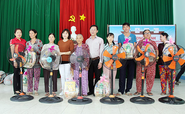 Đại diện câu lạc bộ Phóng viên trẻ và các đơn vị tài trợ tặng quà cho các gia đình chính sách tại xã An Phước, huyện Long Thành.