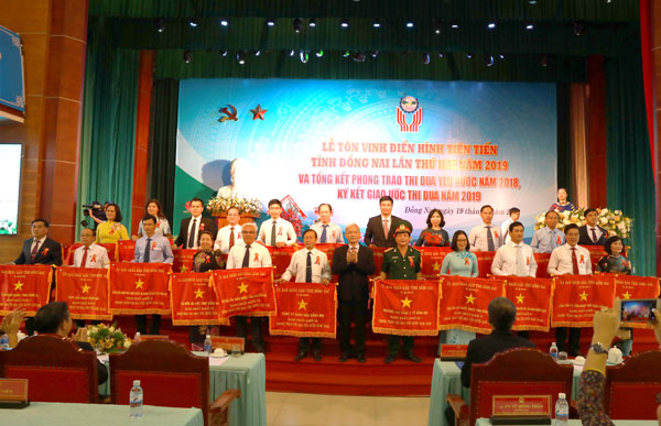 Ủy viên Ban chấp hành Trung ương Đảng, Bí thư Tỉnh ủy, Chủ tịch HĐND tỉnh Nguyễn Phúc Cường trao cờ thi đua xuất sắc hạng Nhất cho các đơn vị trong phong trào thi đua yêu nước năm 2108.