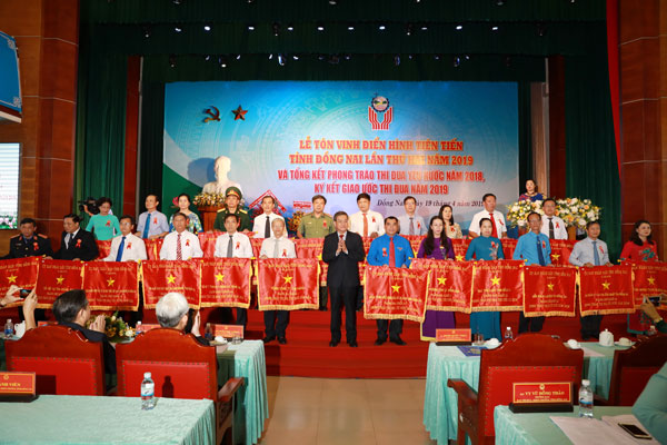 Phó bí thư Tỉnh ủy, Chủ tịch UBND tỉnh, Chủ tịch Hội đồng thi đua Khen thưởng tỉnh Đinh Quốc Thái trao cờ thi đua xuất sắc hạng Nhì, hạng Ba cho các đơn vị trong phong trào thi đua yêu nước năm 2108.