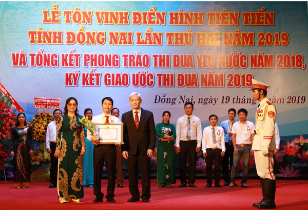 Bí thư Tỉnh ủy, Chủ tịch HĐND tỉnh Nguyễn Phú Cường và Phó chủ tịch Ủy ban Mặt trận Tổ quốc tỉnh Bùi Thị Liễu trao bằng khen của UBND tỉnh cho các cá nhân điển hình tiên tiến tiêu biểu năm 2019.