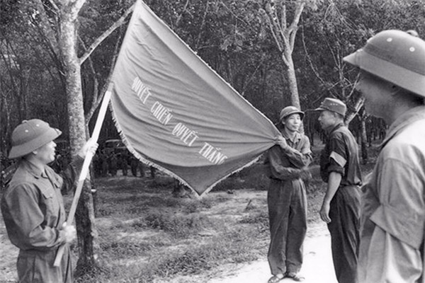 Chiến sĩ Quân đoàn 4 tiến vào tiếp quản tỉnh lỵ Long Khánh vào sáng 21-4-1975. Ảnh: Tư liệu