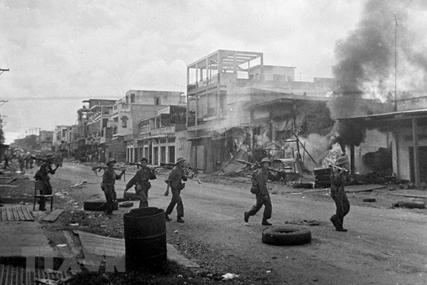 Lãnh đạo Sư đoàn 7 (Quân đoàn 4) nhận quân kỳ quyết thắng trước Chiến dịch Xuân Lộc