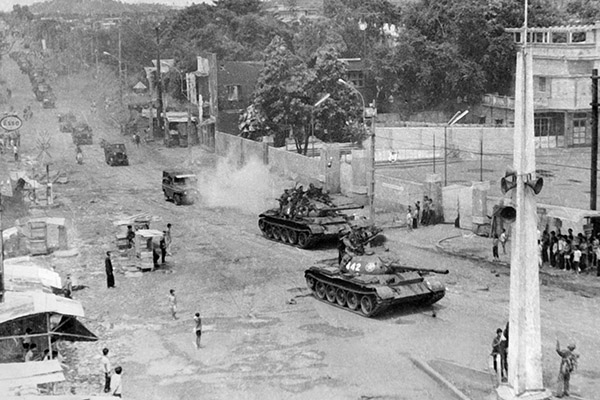 Xe tăng Quân đoàn 4 tiến vào giải phóng tỉnh lỵ Long Khánh vào sáng 21-4-1975. Ảnh Tư liệu.