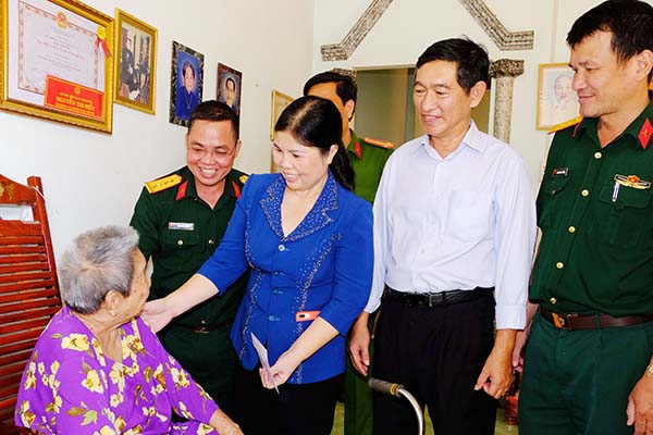 Đoàn công tác dân vận thăm và tặng quà bà mẹ Việt Nam anh hùng Nguyễn Thị Hiểu, ấp 2, xã Long An. 