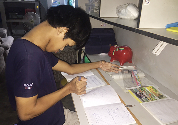 Nguyễn Văn Cảm (lớp 6A2 Trường THCS Long Tân, xã Long Tân, huyện Nhơn Trạch) ngồi học bài  ở nhà