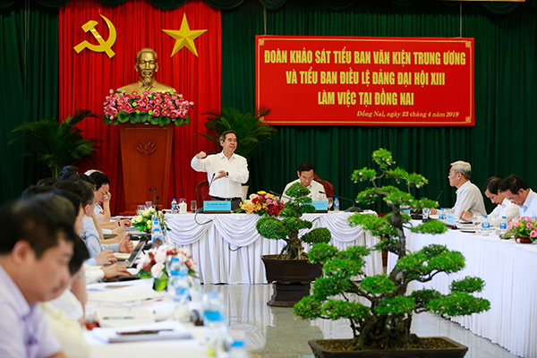 Đồng chí Nguyễn Văn Bình, Ủy viên Bộ Chính trị, Bí thư TW Đảng, Trưởng Ban Kinh tế TW, Thường trực Tiểu ban Văn kiện phát biểu tại buổi làm việc