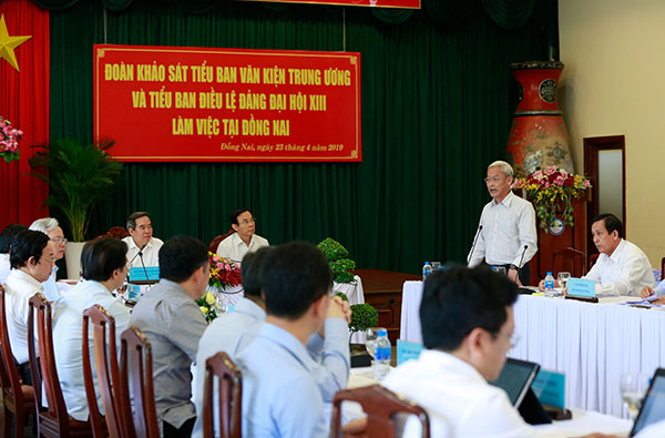 Bí thư Tỉnh ủy Nguyễn Phú Cường trình bày kiến nghị với đoàn tại buổi làm việc