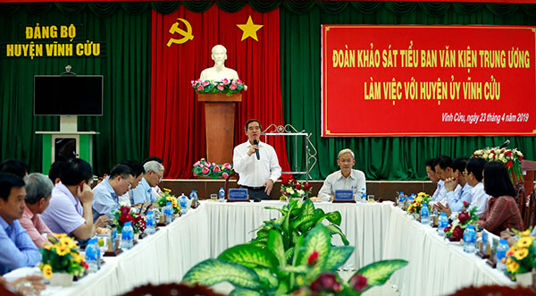 Đồng chí Nguyễn Văn Bình, Ủy viên Bộ Chính trị, Bí thư Trung ương Đảng, Trưởng ban Kinh tế Trung ương phát biểu tại buổi làm việc với huyện Vĩnh Cửu. Ảnh: Huy Anh