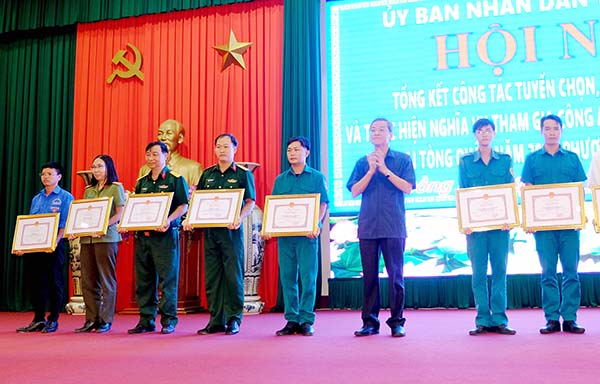 Chủ tịch UBND tỉnh Đinh Quốc Thái trao bằng khen của UBND tỉnh cho các tập thể có thành tích xuất sắc trong công tác tuyển chọn, gọi công dân nhập ngũ và hội trại tòng quân năm 2019.