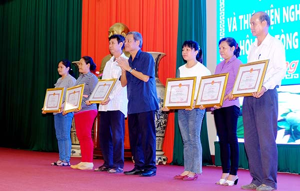  Chủ tịch UBND tỉnh Đinh Quốc Thái trao bằng khen của UBND tỉnh cho các gia đình có thành tích xuất sắc trong công tác tuyển chọn, gọi công dân nhập ngũ và hội trại tòng quân năm 2019.
