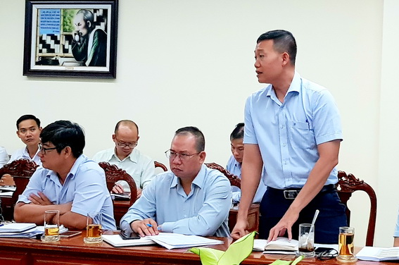 Phó chủ tịch UBND huyện Long Thành Nguyễn Phong An báo cáo tại buổi làm việc