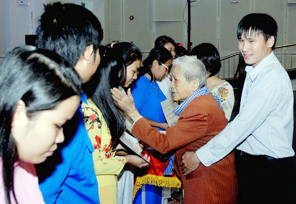 Bà Lê Thị Trừ trao tặng học bổng cho các em sinh viên