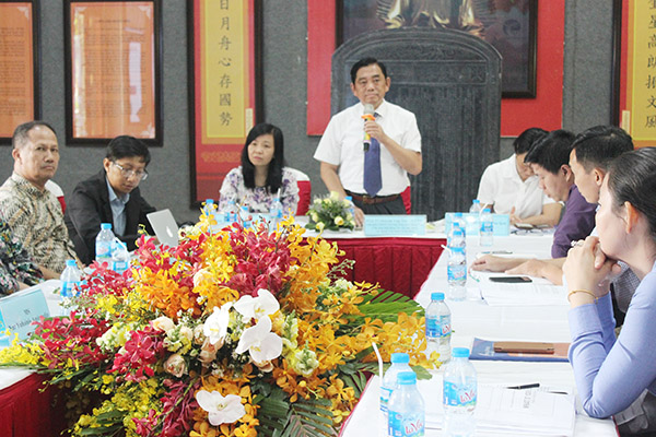 Chủ tịch Ủy ban MTTQ tỉnh Huỳnh Văn Tới phát biểu tại buổi tọa đàm.