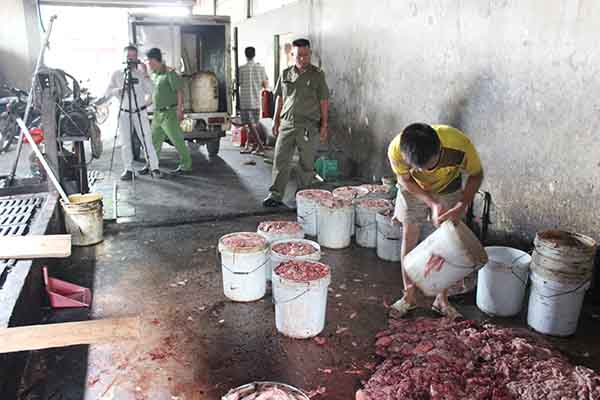 Một cơ sở giết mổ heo không đảm bảo vệ sinh bị lực lượng công an phát hiện tại TP.Biên Hòa