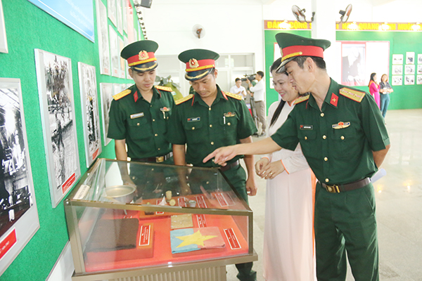 Cán bộ chiến sĩ Bộ Chỉ huy quân sự tỉnh xem hiện vật trưng bày tại triển lãm Tổng tiến công và nổi dậy mùa xuân năm 1975 - chiến thắng của sức mạnh Việt Nam