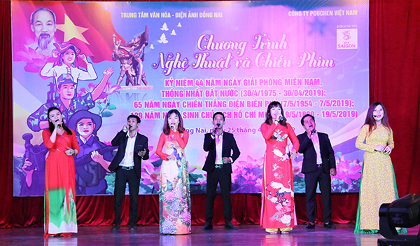 Chương trình biểu diễn văn nghệ phục vụ công nhân Công ty TNHH Pouchen Việt Nam (xã Hóa An, TP.Biên Hòa) nhân dịp lễ 30-4 và 1-5, diễn ra tối 25-4 do Trung tâm văn hóa - điện ảnh tỉnh thực hiện