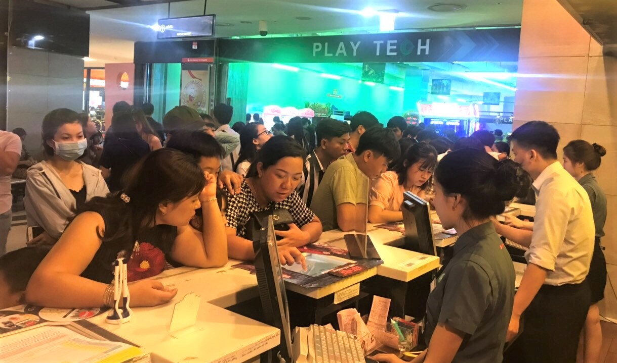 khách đến xem phim tại Lotte cinema Đồng Nai trong ngày 30-4.