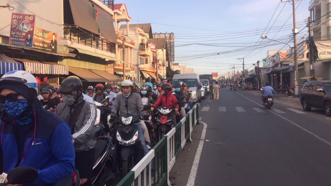 Người dân tập trung đông đúc chờ qua Bến phà Cát Lái để trở về TP.Hồ Chí Minh.