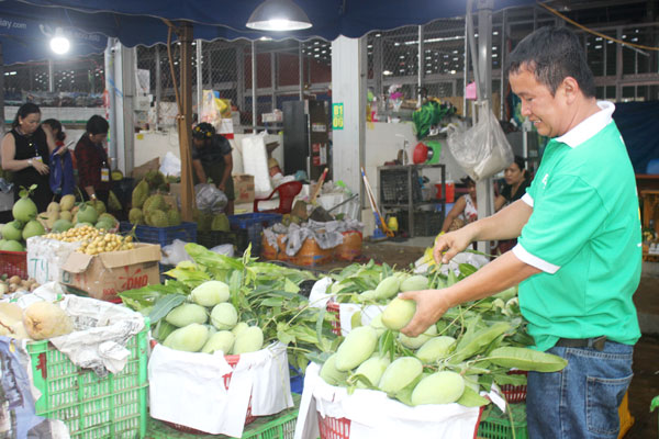 Trái cây Đồng Nai chiếm tỷ trọng lớn trong chợ đầu mối nông sản,  thực phẩm Dầu Giây (huyện Thống Nhất). Ảnh: B.Nguyên