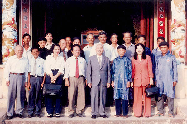 Ông Vũ Bộ (hàng thứ hai, thứ 6 bên phải) vinh dự được chụp hình với Đại tướng Võ Nguyên Giáp (hàng đầu, thứ 4 bên phải) tại Đền thờ Nguyễn Hữu Cảnh vào năm 2003. Ảnh: Nhân vật cung cấp