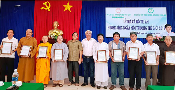 Ủy viên Ban TVTU, Chủ tịch Ủy ban MTTQ Việt Nam tỉnh Huỳnh Văn Tới tri ân các tổ chức tôn giáo, cơ sở tín ngưỡng tham gia hoạt động bảo vệ môi trường
