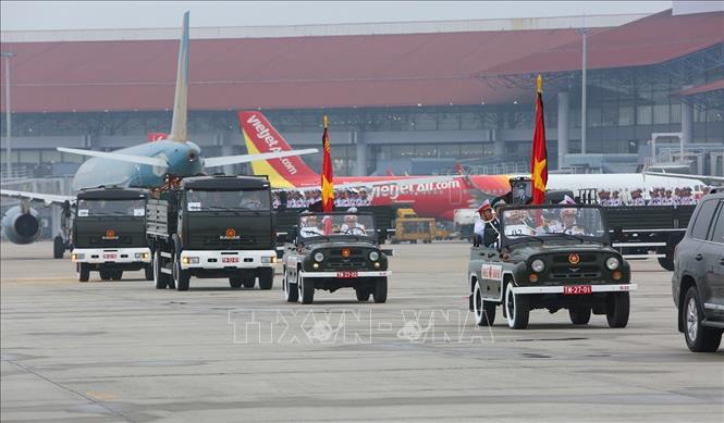 Trong ảnh: Đoàn xe đưa Linh cữu nguyên Chủ tịch nước, Đại tướng Lê Đức Anh đến Sân bay Quốc tế Nội Bài. Ảnh: Dương Giang – TTXVN