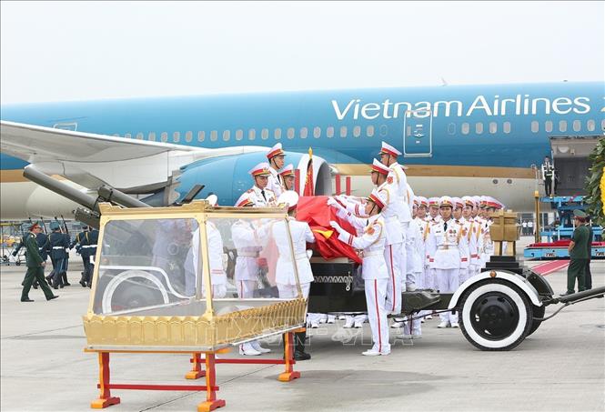 Trong ảnh: Linh cữu nguyên Chủ tịch nước, Đại tướng Lê Đức Anh được đưa lên máy bay. Ảnh: Dương Giang – TTXVN
