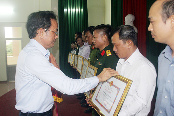 Phó chủ tịch UBND tỉnh Võ Văn Chánh trao tặng bằng khen của UBND tỉnh cho các tập thể, cá nhân hoàn thành xuất sắc nhiệm vụ phòng chống thiên tai, tìm kiếm cứu nạn năm 2018