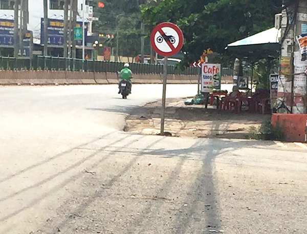 Biển cấm xe máy lưu thông vào khu vực trên. 