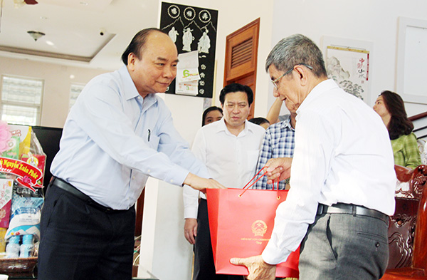 Thủ tướng Chính phủ Nguyễn Xuân Phúc tặng quà cho gia đình bà Ngô Bạch Tuyết. 
