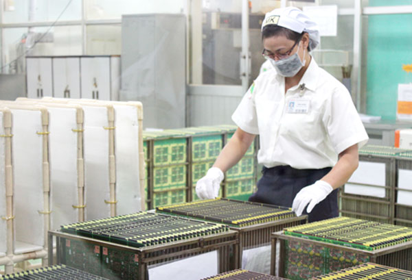 Sản xuất linh kiện điện tử xuất khẩu tại Công ty TNHH sản phẩm máy tính Fujitsu Việt Nam ở Khu công nghiệp Biên Hòa 2 (TP.Biên Hòa).