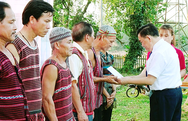 Ủy viên Ban TVTU, Chủ tịch Ủy ban MTTQ Việt Nam tỉnh Huỳnh Văn Tới trao giấy chứng nhận hoàn thành lớp tập huấn kỹ năng thực hành các sinh hoạt văn hóa truyền thống của đồng bào dân tộc Chơro vào ngày 22-12-2018
