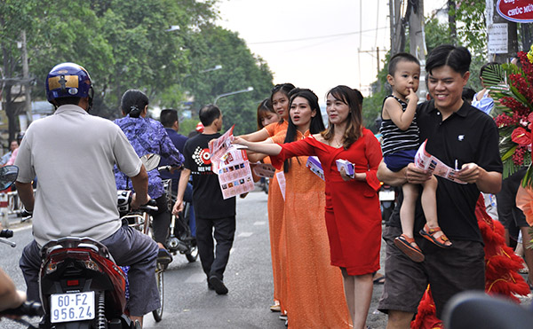 Ủy ban An toàn giao thông quốc gia vừa có văn bản chấn chỉnh tình trạng lấn chiếm lòng, lề đường. Trong ảnh: Một số người xuống đường phát tờ rơi trên đường Nguyễn Ái Quốc (TP.Biên Hòa).