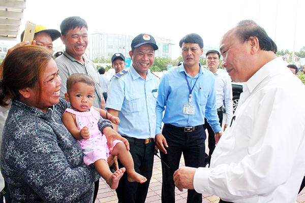 Thủ tướng Nguyễn Xuân Phúc hỏi thăm và lì xì cho bé gái Niềng Pha La (7 tháng tuổi, ngụ phường Trảng Dài, TP.Biên Hòa) được mẹ đưa lên bệnh viện để xin giấy tờ làm giấy khai sinh.