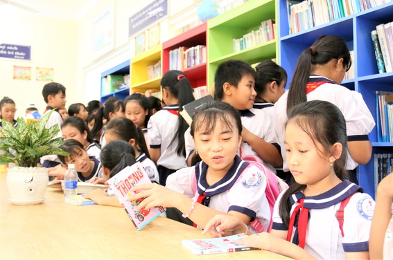 Học sinh Trường tiểu học Phú Hữu đọc sách tại thư viện trường