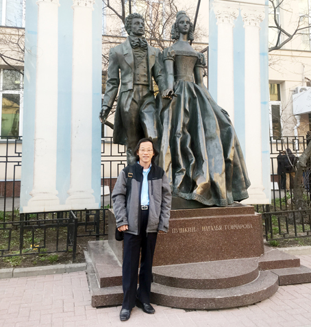 Tác giả bên tác phẩm điêu khắc “Pushkin và Natali” trên phố Arbat