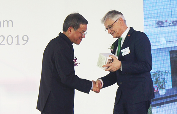 Chủ tịch UBND tỉnh Đinh Quốc Thái bắt tay thâm mật với lãnh đạo Tập đoàn Schaeffler