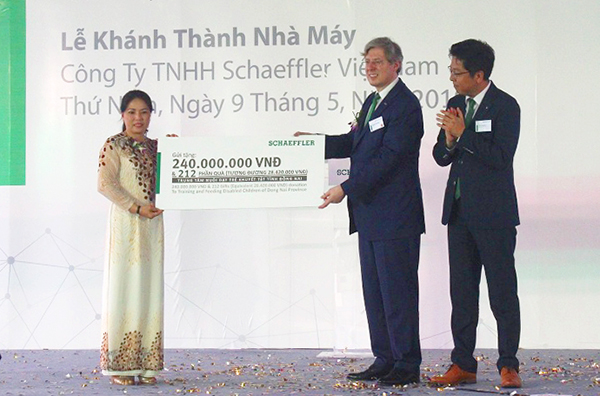 Đại diện Công ty TNHH Schaeffler Việt Nam trao tặng 240 triệu đồng cho Trung tâm Nuôi dạy trẻ khuyết tật tỉnh
