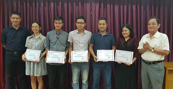 Phó chủ tịch Hội Nhà báo Việt Nam Nguyễn Bé và nhà báo Phạm Tùng Lâm trao giấy chứng nhận cho các học viên hoàn thành khóa học.