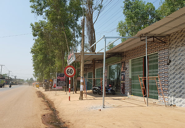 Khu đất rừng biến thành khu nhà mặt tiền khang trang do hành vi chiếm đất, xây dựng trái phép. Ảnh: M.Quân