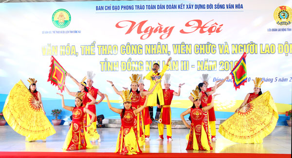 Tiết mục văn nghệ đến từ các Công đoàn cơ sở, Công đoàn cấp trên cơ sở dự thi tại Ngày hội văn hóa - thể thao công nhân viên chức và người lao động tỉnh Đồng Nai lần thứ III-2019 do Sở Văn hóa - thể thao và du lịch phối hợp với Liên đoàn Lao động tỉnh tổ chức ngày 10-5 tại Khu du dịch Bửu Long, TP.Biên Hòa