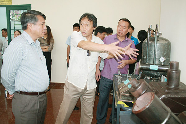 Các đại biểu tham quan các loại máy móc được sử dụng trong quá trình đào tạo nghề của Trường cao đẳng công nghệ quốc tế Lilama 2