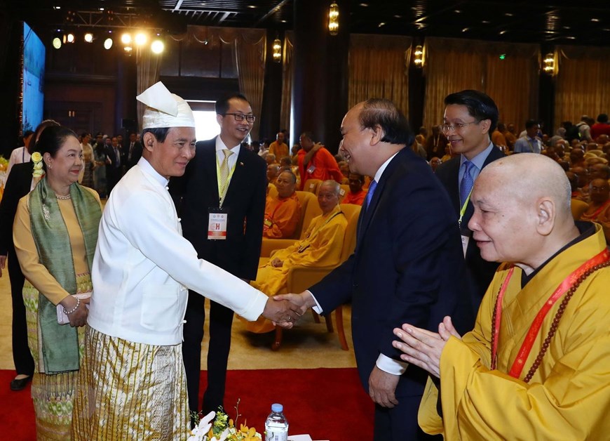 Thủ tướng Nguyễn Xuân Phúc với các đại biểu dự Lễ khai mạc Đại lễ Vesak 2019. (Ảnh: Thống Nhất/TTXVN)