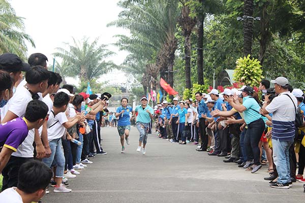 Đoàn viên công nhân, lao động tham gia thi môn chạy tiếp sức với sự cổ vũ nồng nhiệt của khán giả