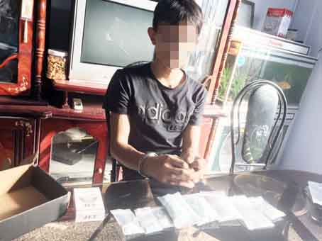 Nguyễn Thành Lập bị bắt cùng số ma túy thu giữ trong nhà đối tượng này. Ảnh: Công an cung cấp