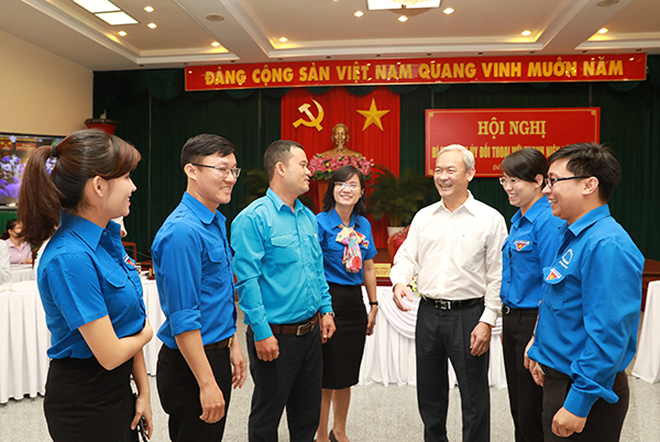 Ủy viên Trung ương Đảng, Bí thư Tỉnh ủy, Chủ tịch HĐND tỉnh Nguyễn Phú Cường (thứ ba từ phải qua)  đối thoại với thanh niên . Ảnh: Huy Anh