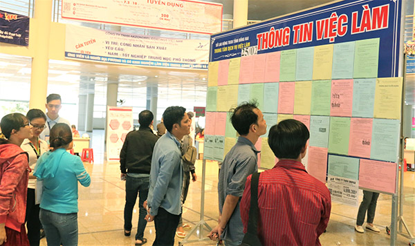 Người lao động tìm hiểu thông tin việc làm tại Trung tâm dịch vụ việc làm Đồng Nai (phường Tân Hiệp, TP.Biên Hòa). ảnh: V.Truyên